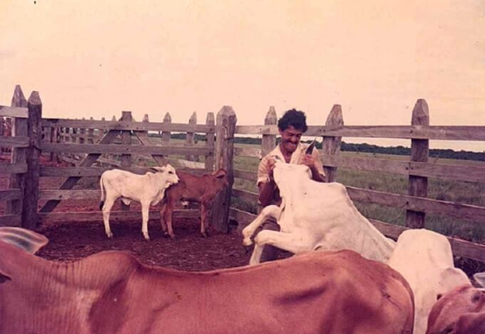 Luis Avellaneda construyendo el rancho