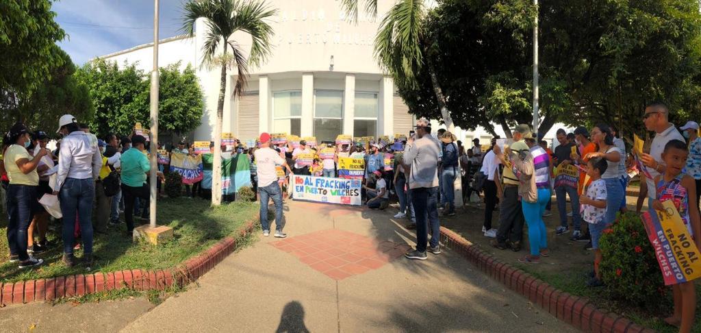 Foto: La comunidad de Puerto Wilches ha realizado movilizaciones y plantones mostrando su descontento ante la inminente entrada del fracking al municipio. Cortesía: Yuvelis Natalia Morales - Integrante Aguawil.